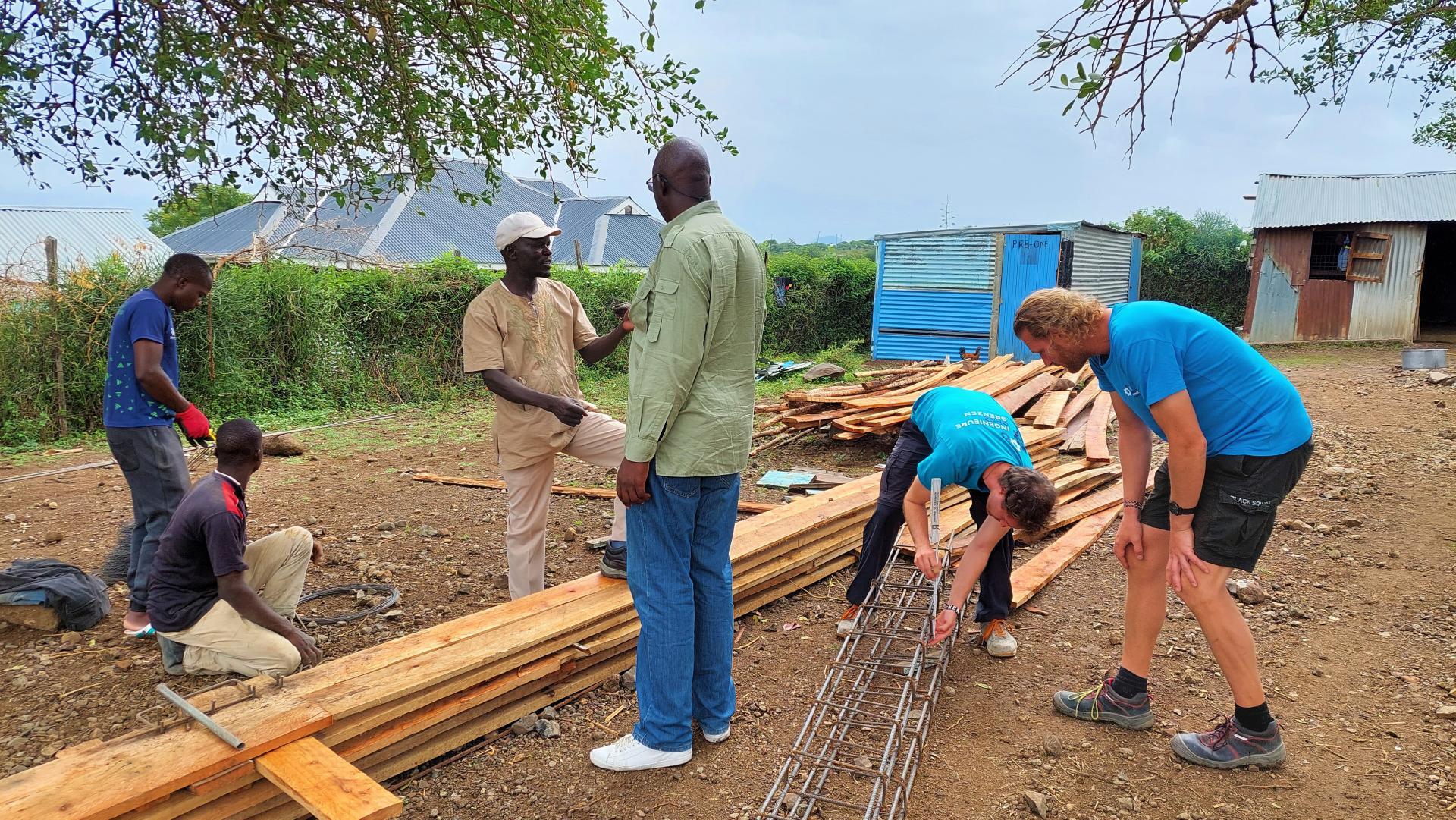 Holzvorbereitungen auf der Baustelle des ersten Schulmoduls in Wanga