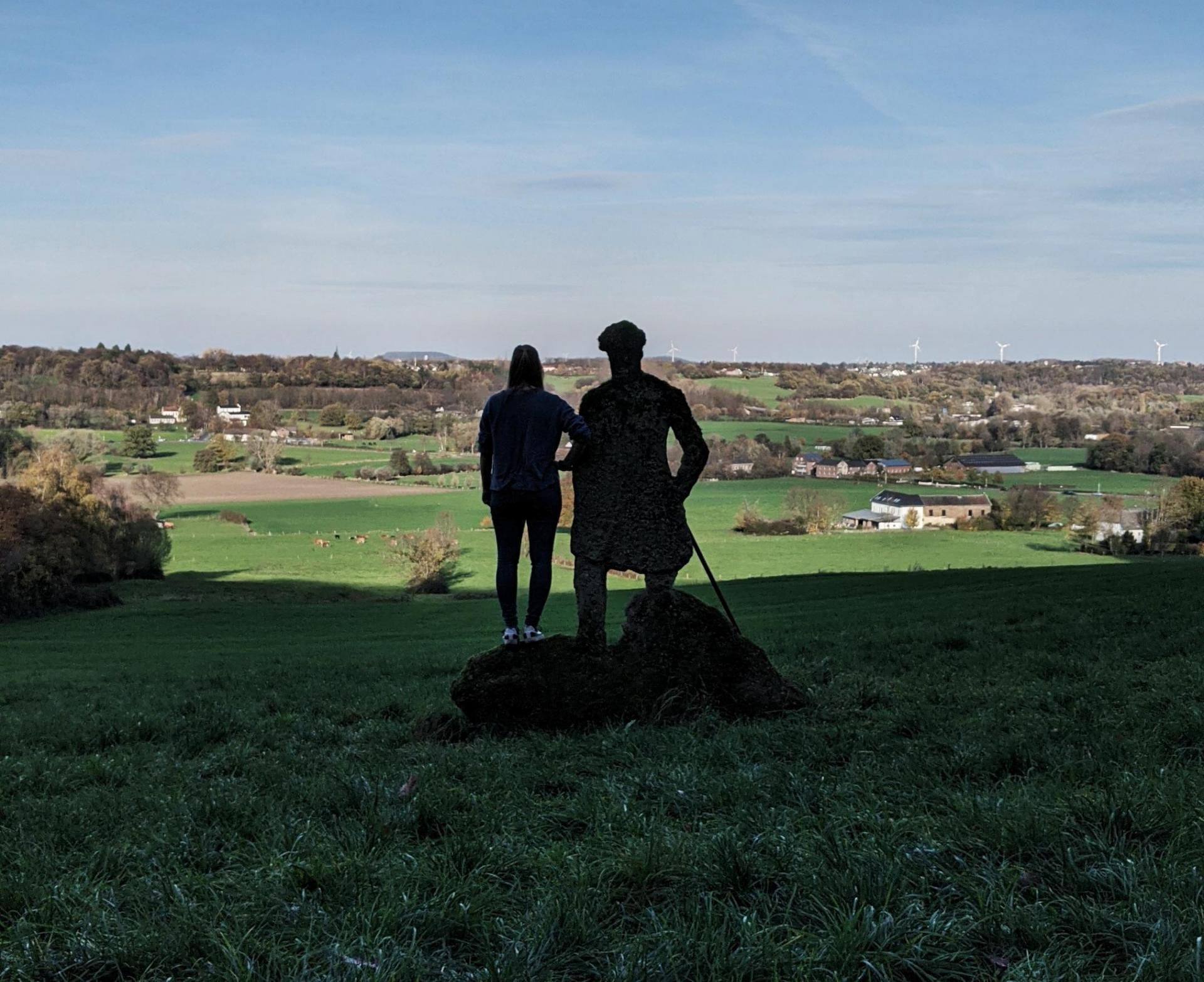 Wanderin guckt in die Ferne