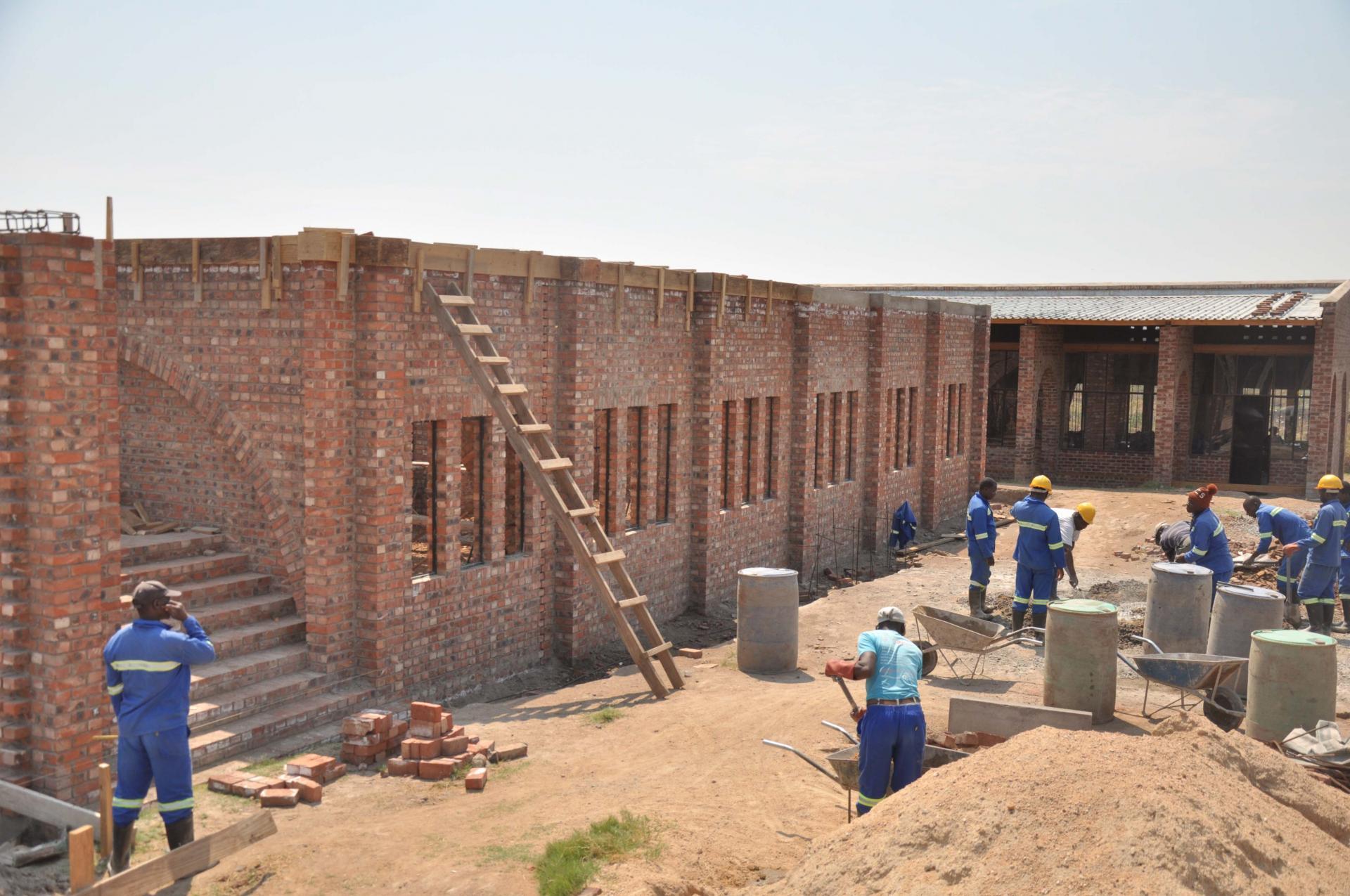 Baufortschritt des mehrstöckigen Gebäudes der Rising Star Schule