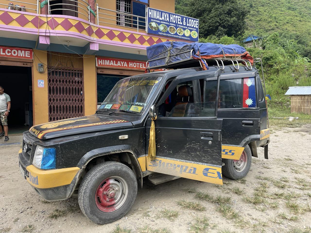 Nepalesischer Jeep mit Gepäckaufbau