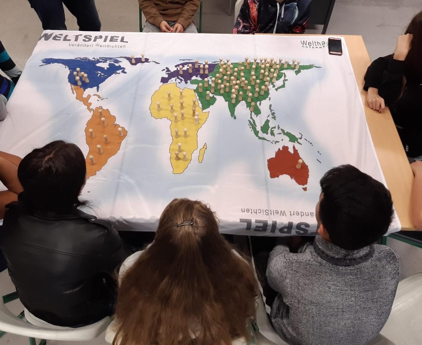 SChülerInnen und Weltkarte