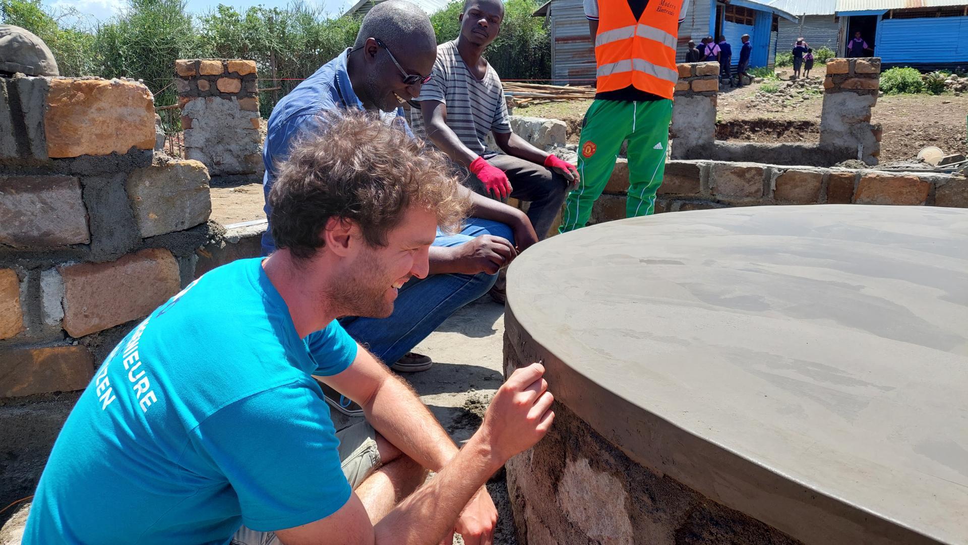 Ehrenamtlicher und Schulleiter auf der Baustelle der Schule in Kenia