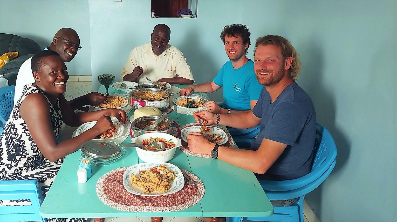 Mittagessen in Wanga, Pause von der Baustellenarbeit