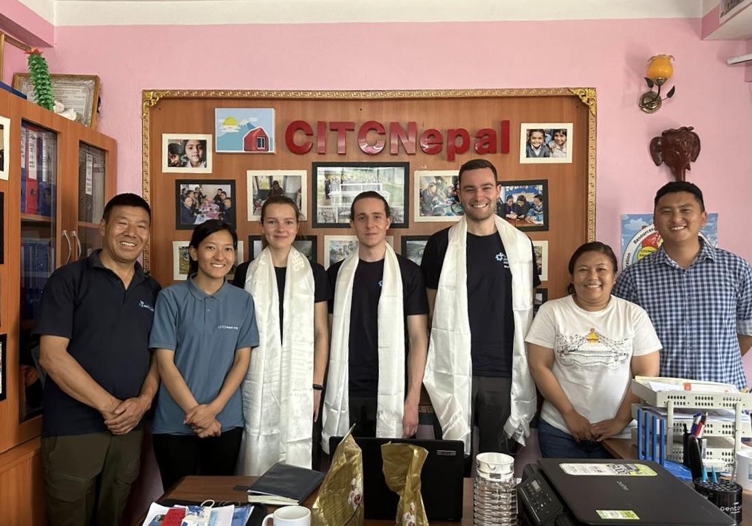 Unsere drei Ausreisenden Anastassia, Lennart und Matthias sind bereits in Nepal, genauer gesagt in Kathmandu, angekommen. Gleich zu Beginn der Ausreise gibt es viel zu tun! Die ersten Tage werden genutzt, um Material für die Nachbesserungen in den Schulen zu besorgen und sich mit unserem Dolmetscher Dipu und Projektpartnern vorab zu treffen. Das Material muss in vielen kleinen, verstreuten Läden besorgt werden, aber mittlerweile kennen sich die Ausreisenden in der Umgebung gut aus und können alles an einem
