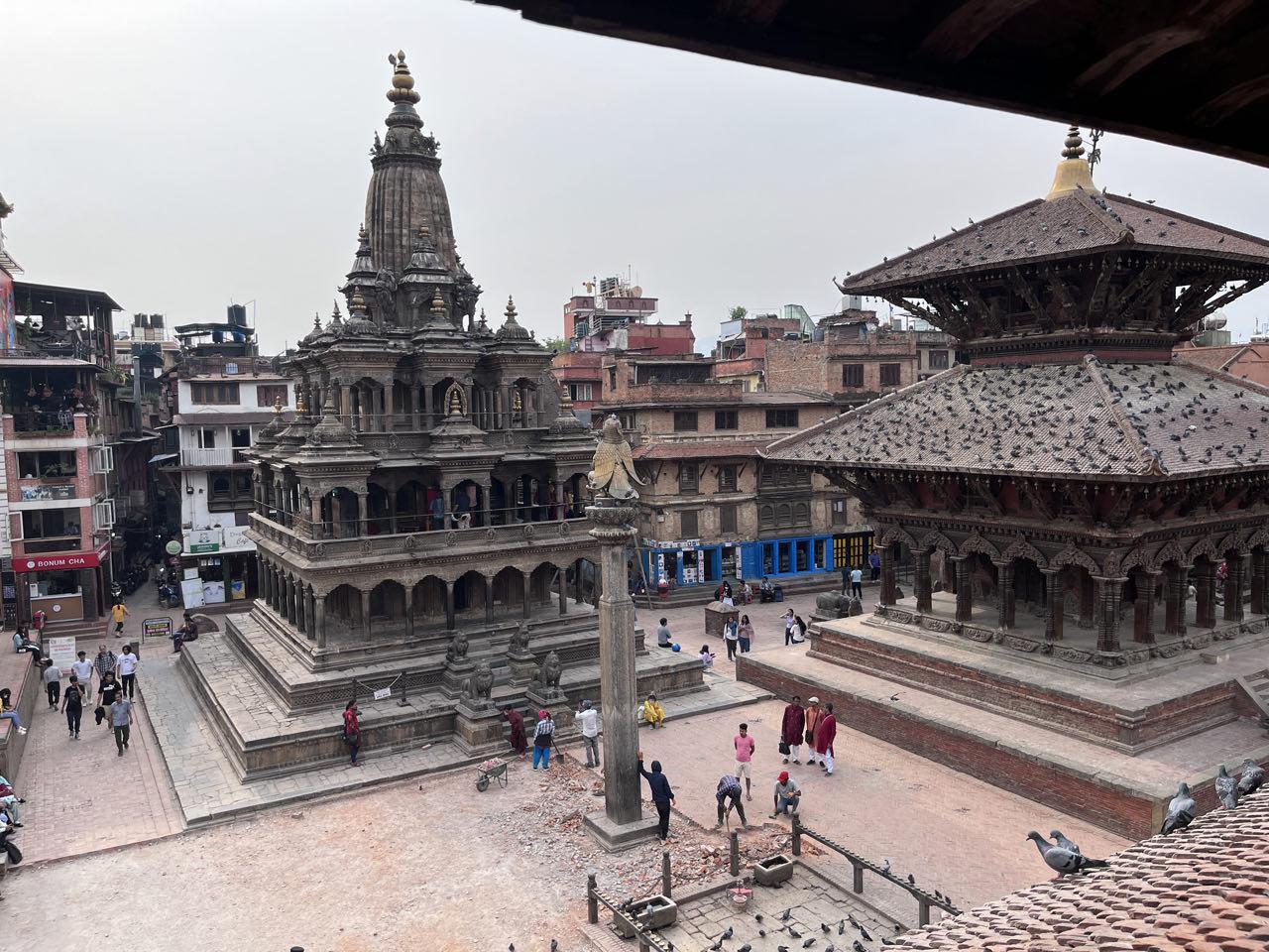 Zwei Tempel in Patan umgeben von Wohngebäuden