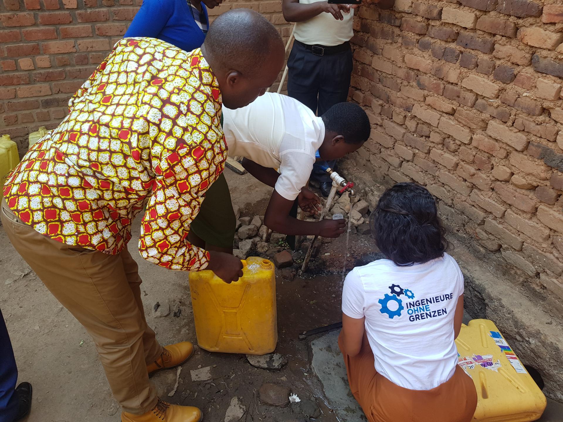 Wasserprobeentnahme an Schule in Ruanda