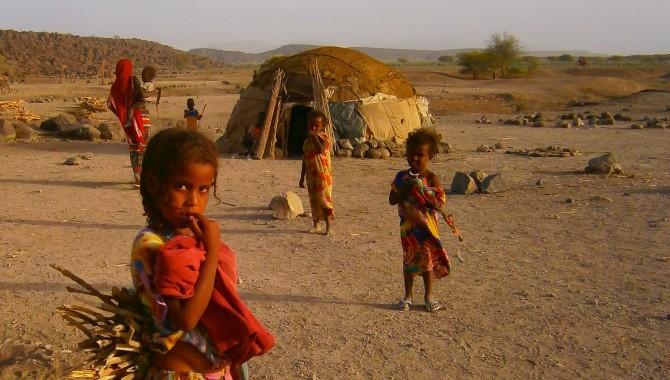 ETH07_Kinder in Afar-Wüste
