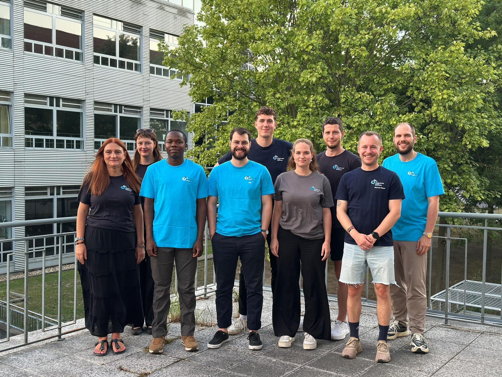 Ein Gruppenfoto der Regionalgruppe. Alle stehen mit IoG Shirt lachend auf einem Balkon