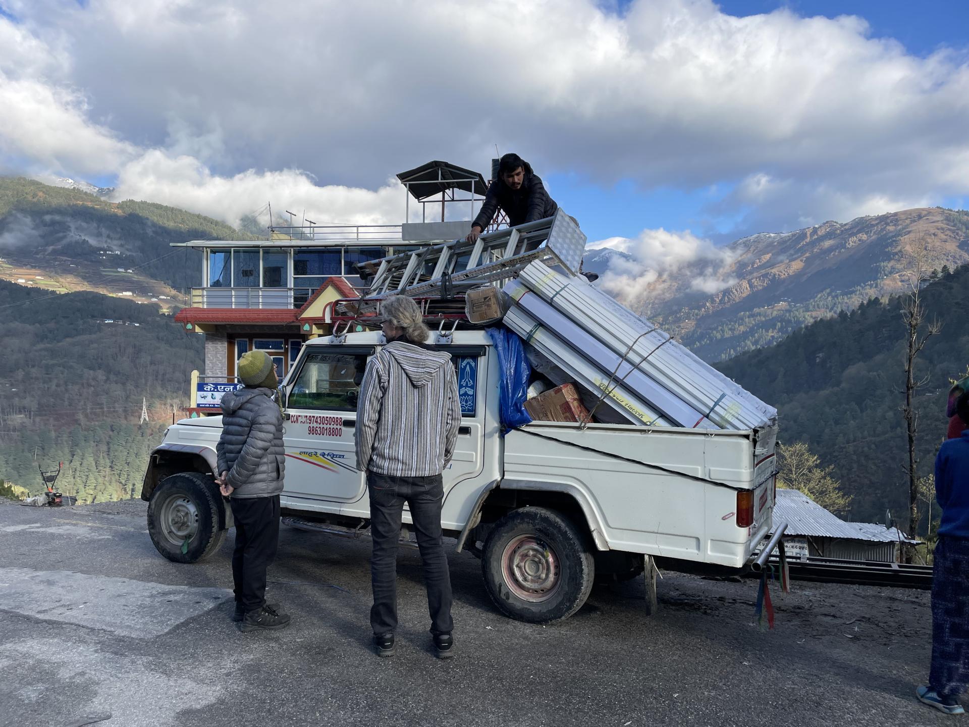 Der Jeep wird in Phaplu verladen