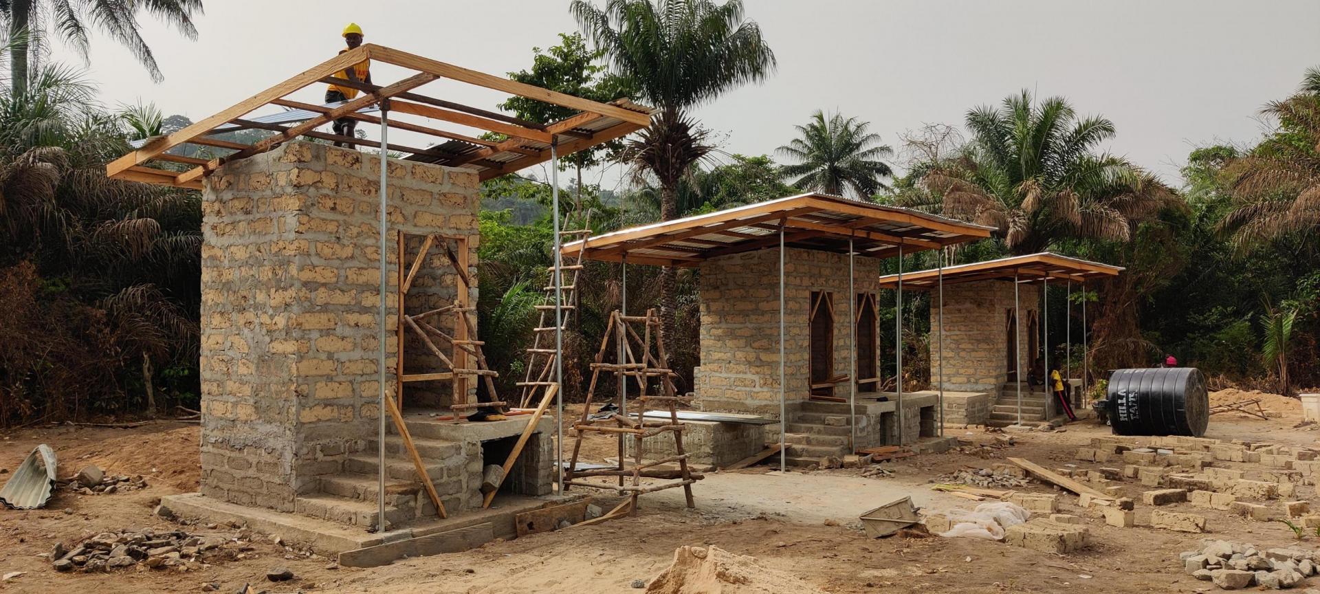 TTTs, Sierra Leone, Entwicklungshilfe, Ingenieure ohne Grenzen, Toilettenbau, Dachbau