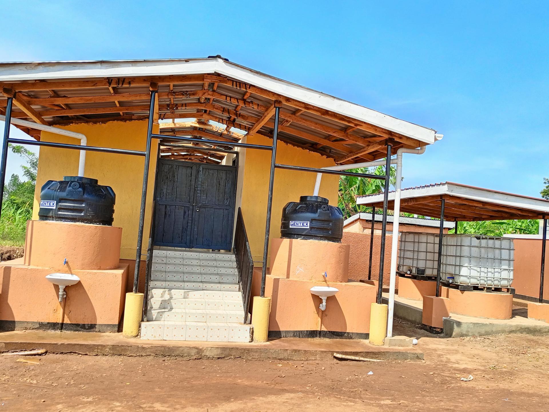 Trockentrenntoilette an der St. Mark Kikandwa Primary School