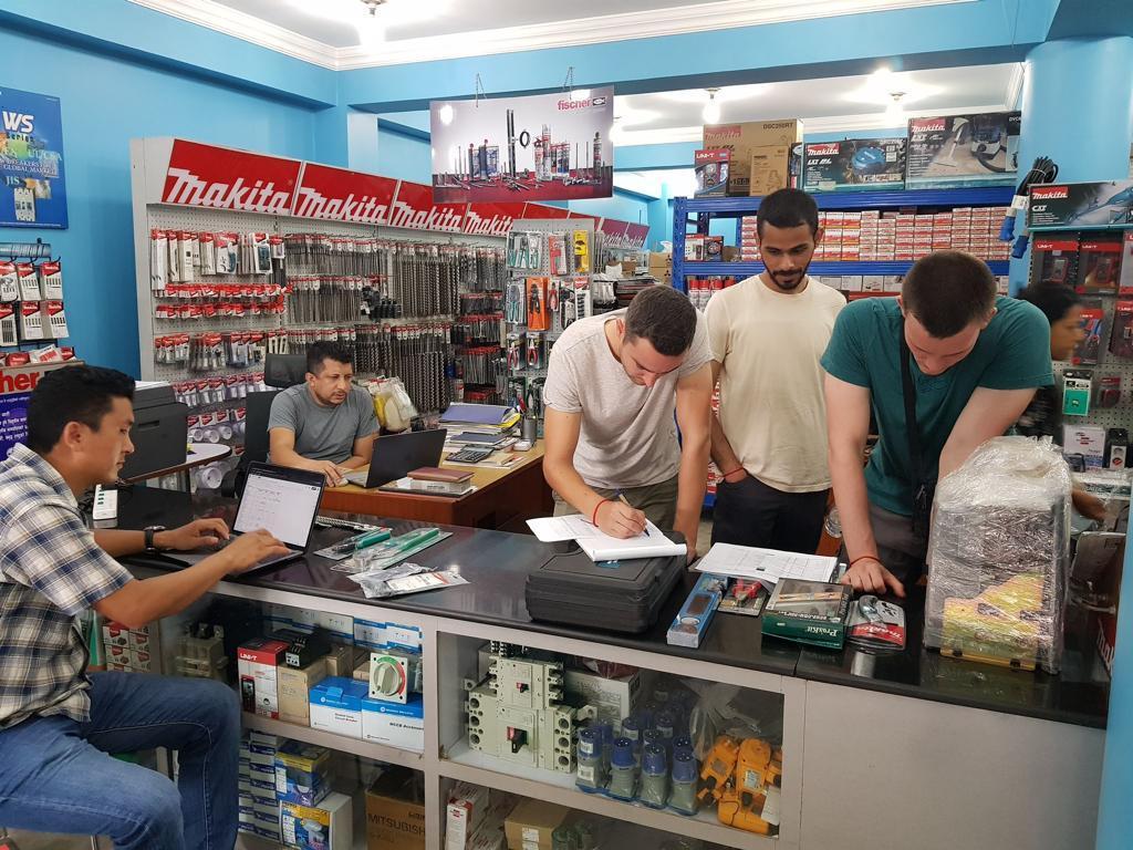 Das Team beim Einkauf der Materialien