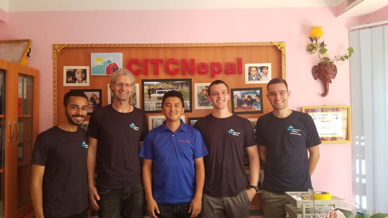 Die Ausreisenden mit unserem Projektpartner Samden Sherpa von CITC