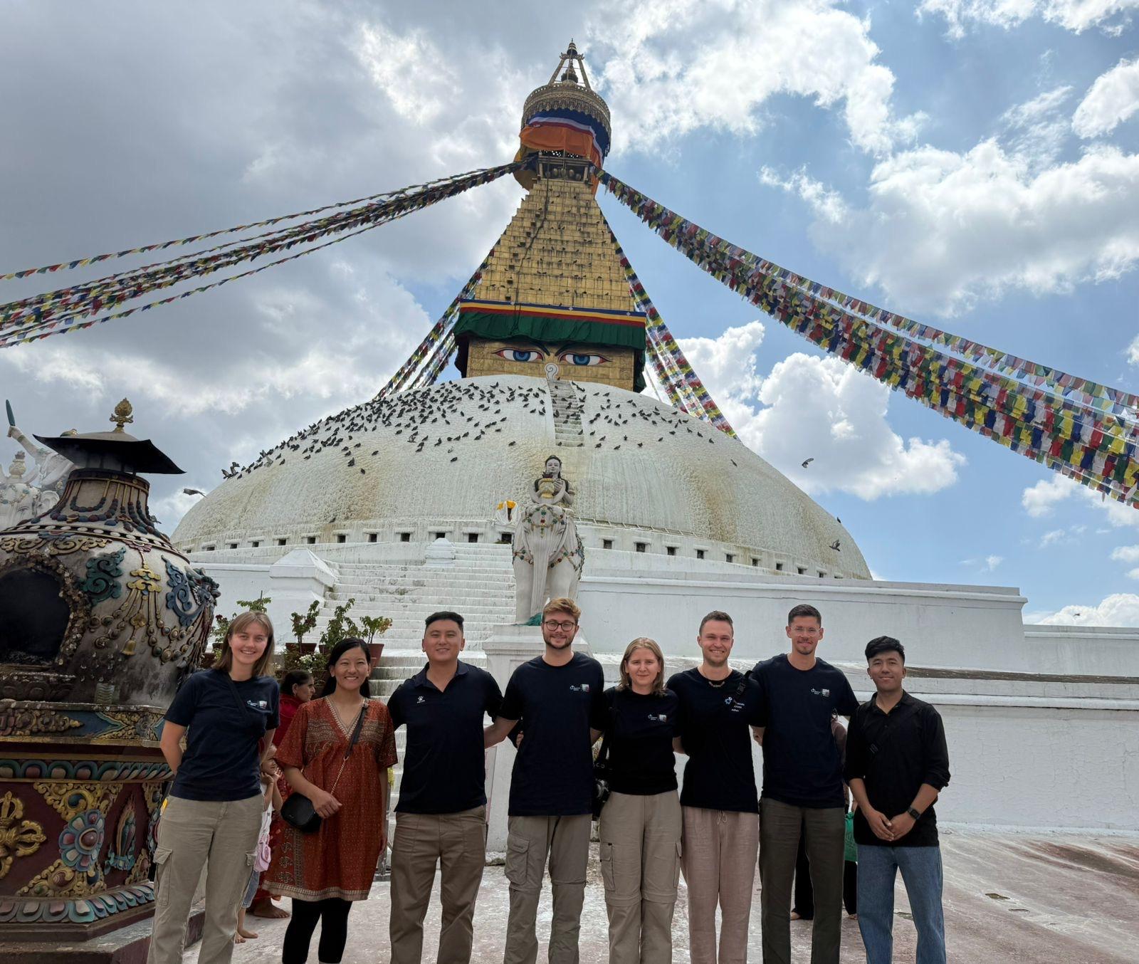 Ausreisende vor der Stupa in Kathmandu mit unserem Projektpartner