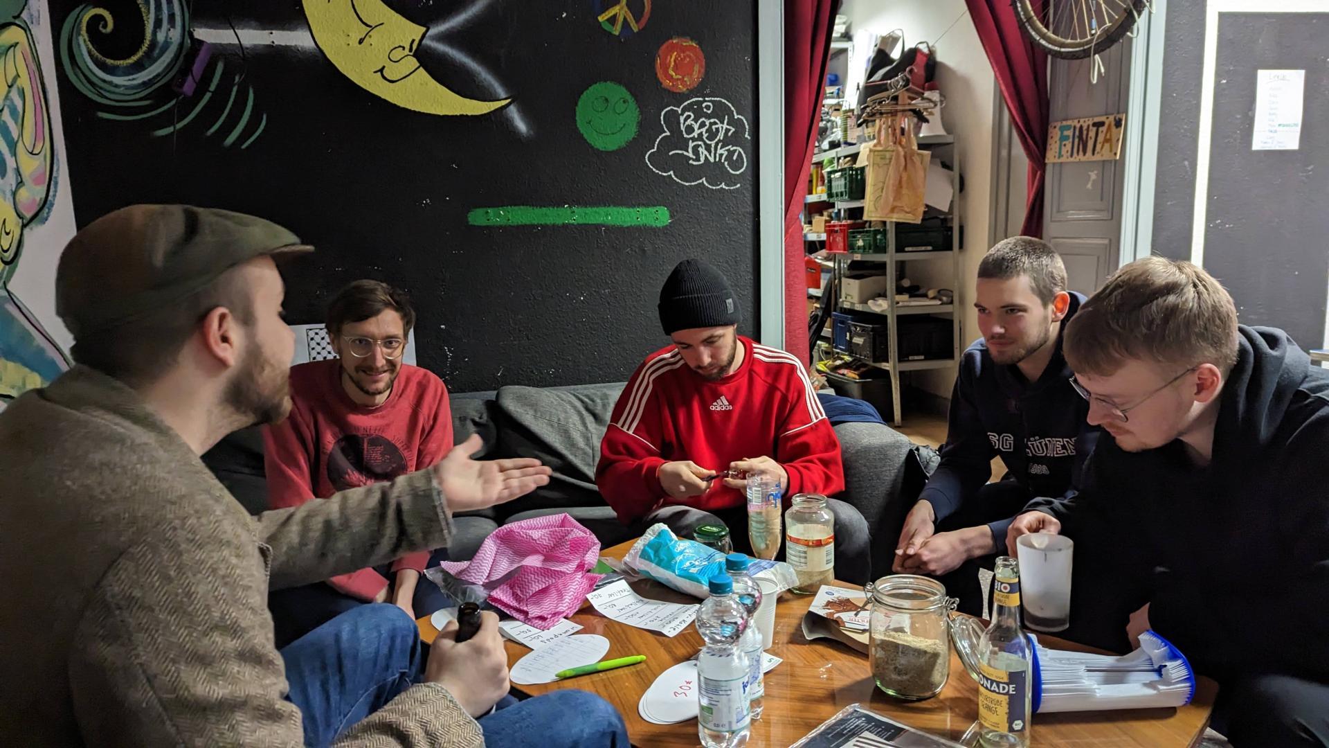 Eine Gruppe baut einen Wasserfilter