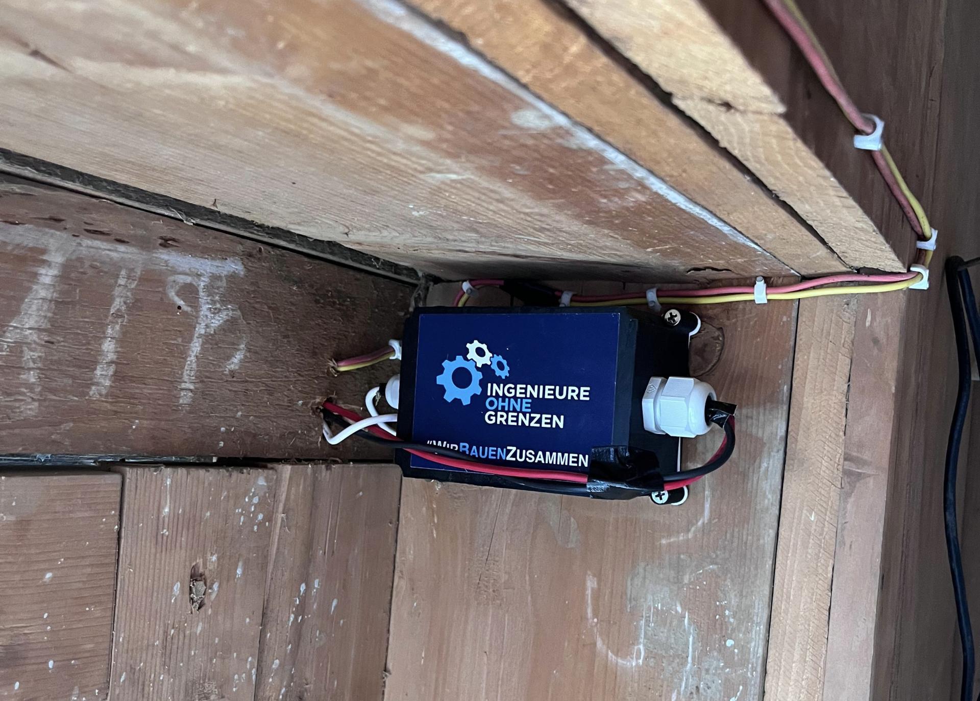 der im Türrahmen einer nepalesischen Schule verbaute Datalogger