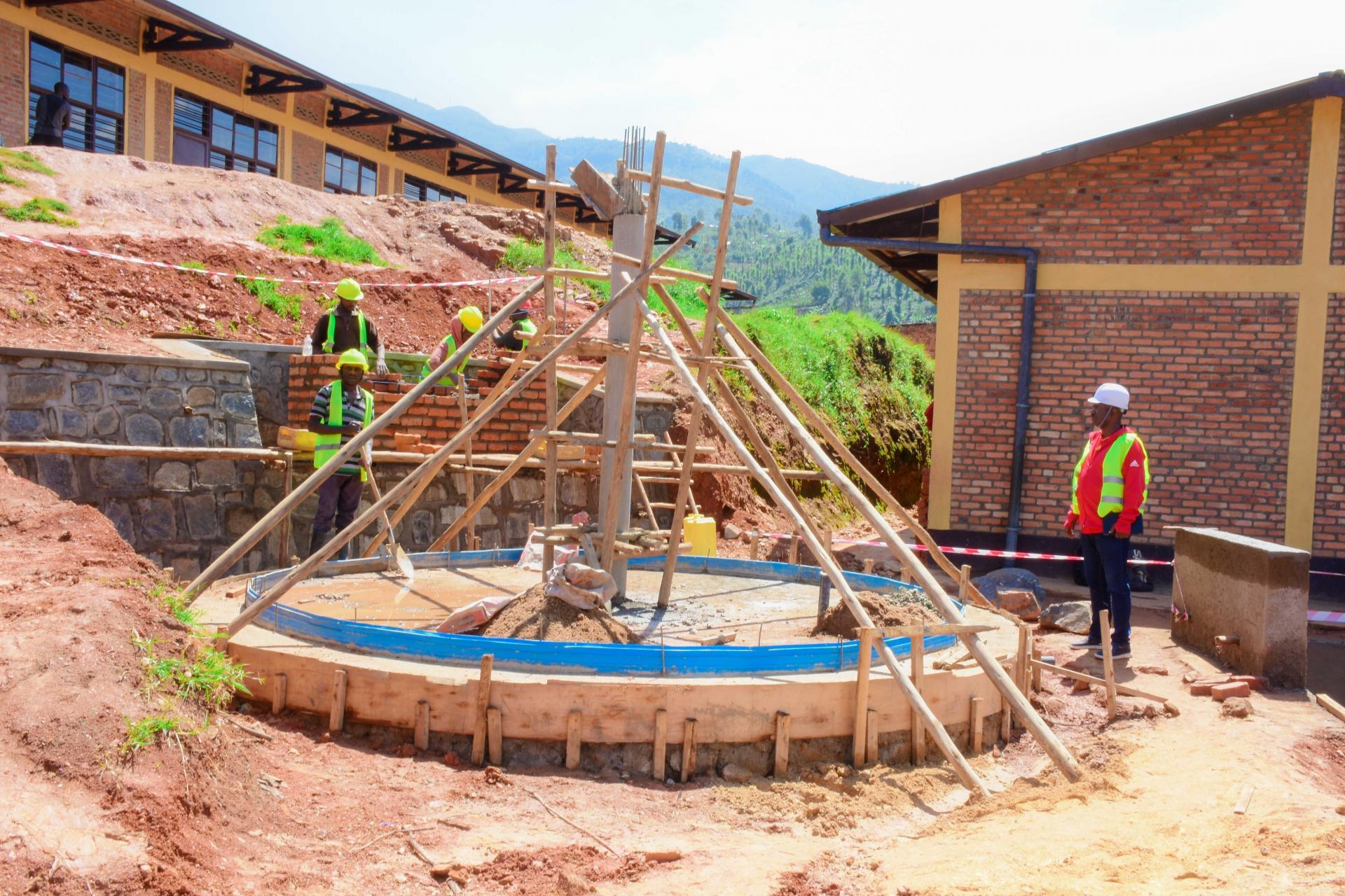 Erste Schritte im Bau der ersten Regenwasserzisterne aus Mauerwerk in Groupe Scolaire de Karambi