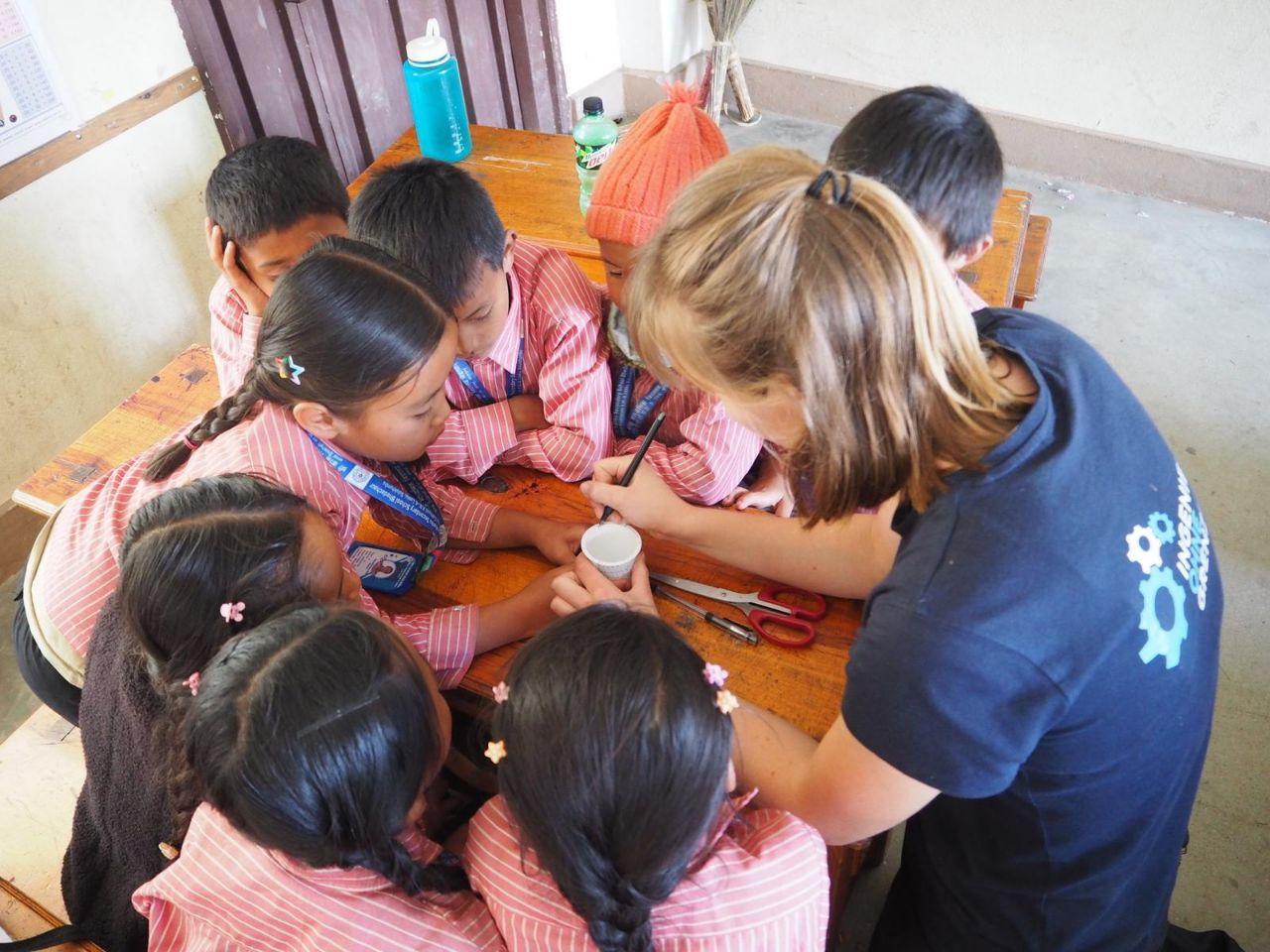 Experimentenbox mit Schüler*innen