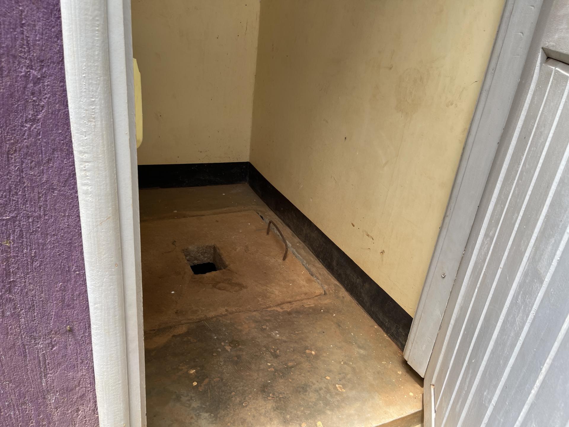 Grubenlatrine an der St.-Mark-Kikandwa-Grundschule