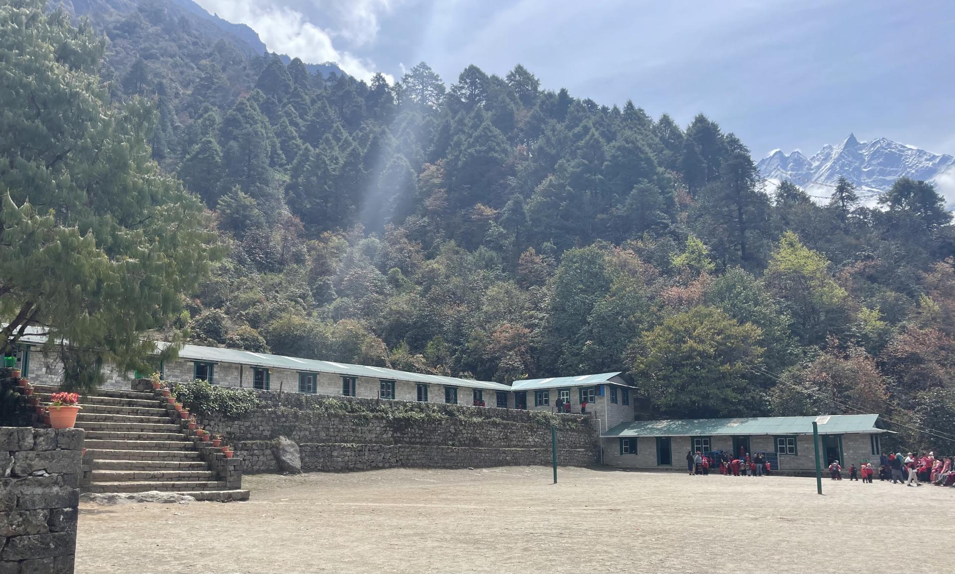 die Schule in Lukla vor Berger und Berggipfeln
