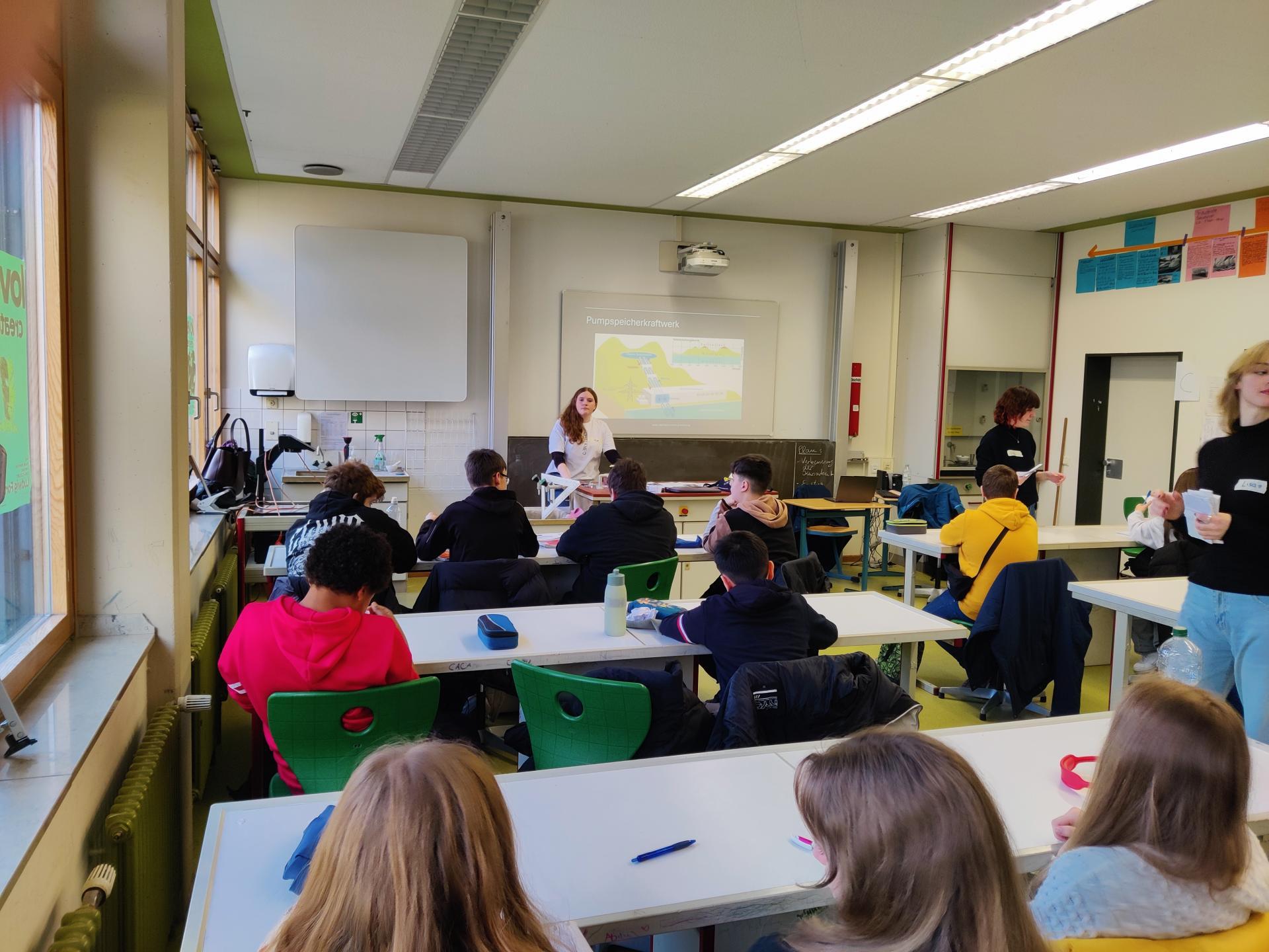 Eine Klasse folgt einem Schulworkshop