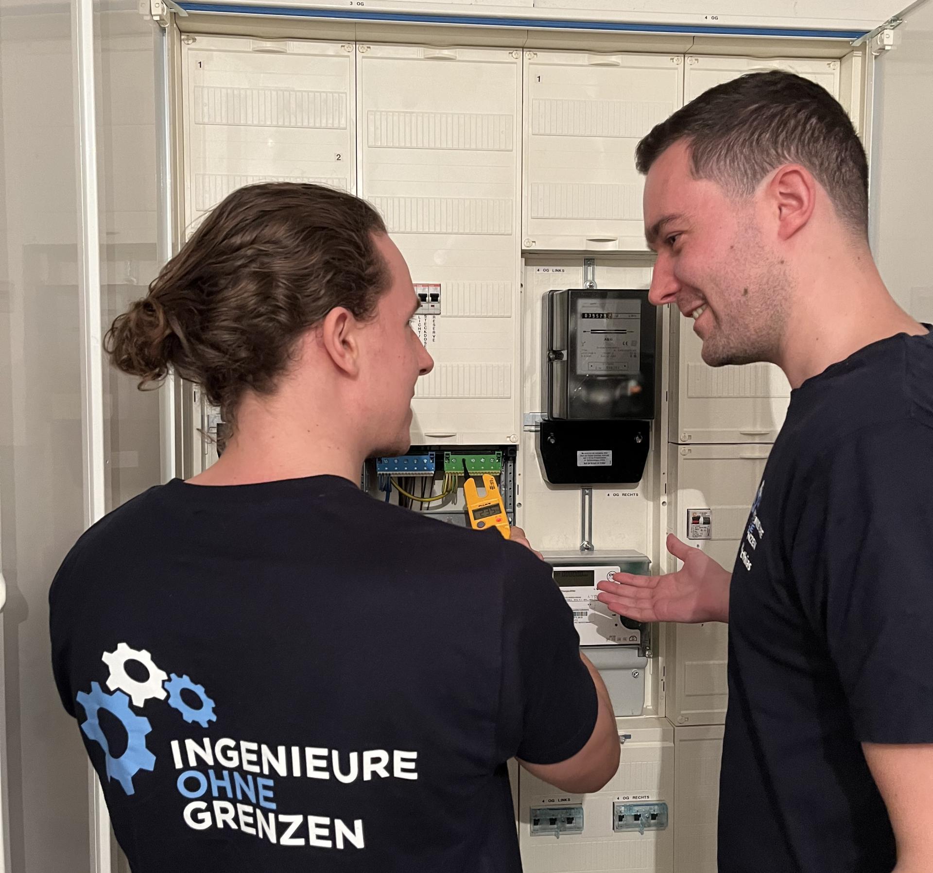 Zwei Projektteilnehmer führen eine Messung durch.