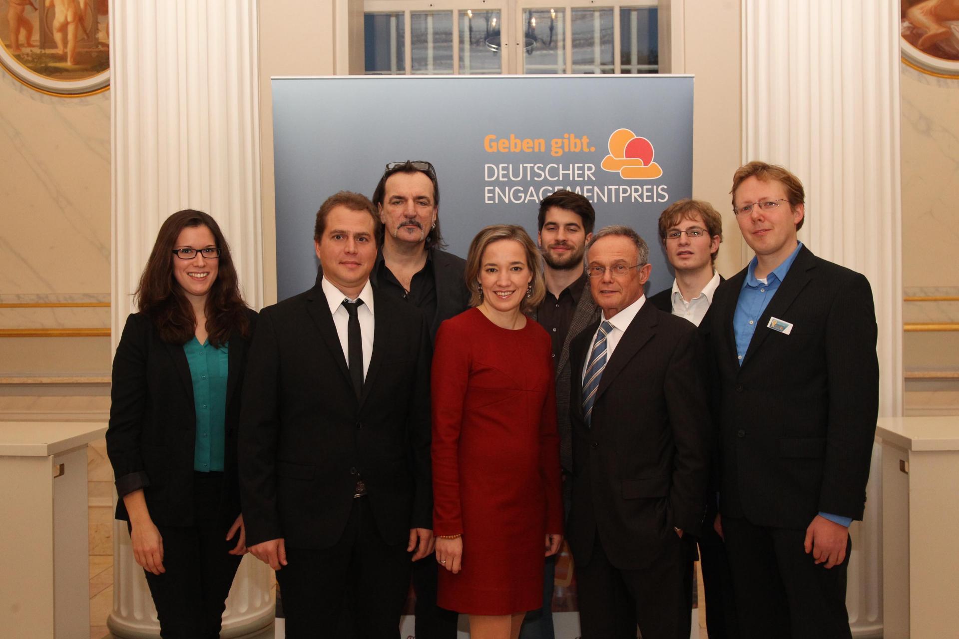 Team von Ingenieure ohne Grenzen mit Ministerin Schröder