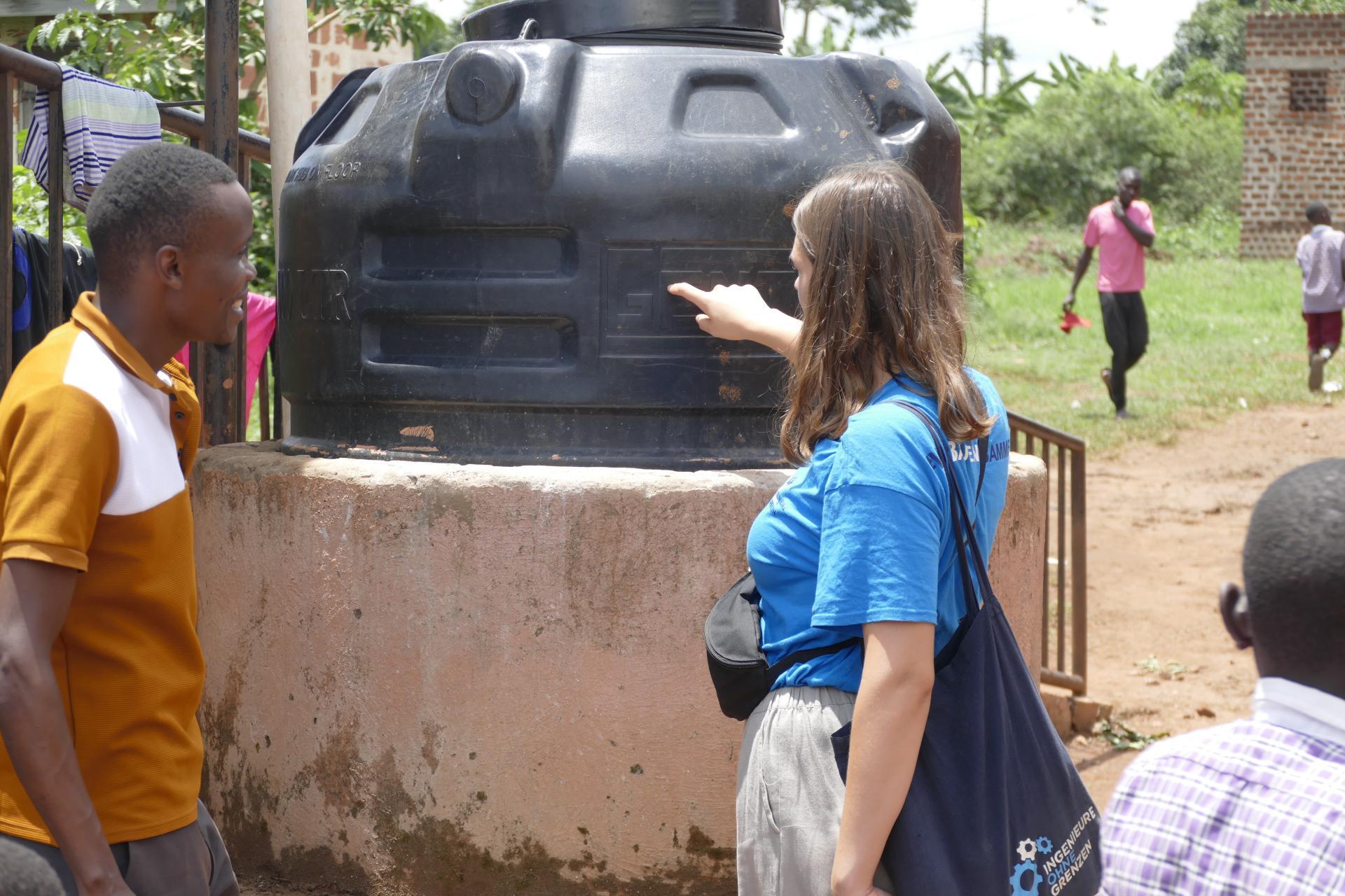 Lara und Moses besprechen den Wassertank