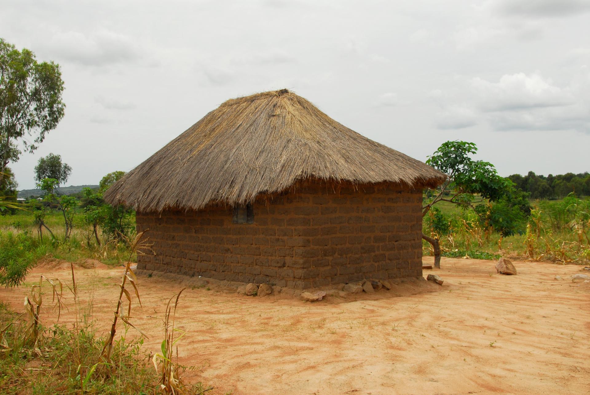 Typisches Haus in Lehmbauweise mit Strohdach