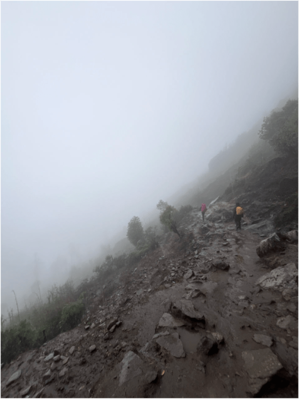 Zwei Personen wandern im Nebel in Nepal