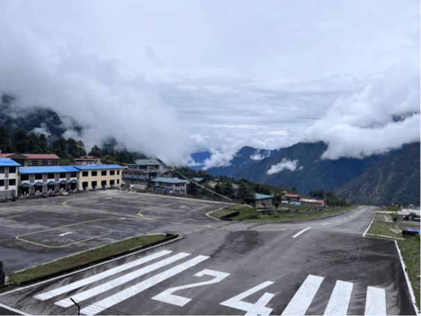 in Wolken hängender Flughafen in Lukla, Nepal