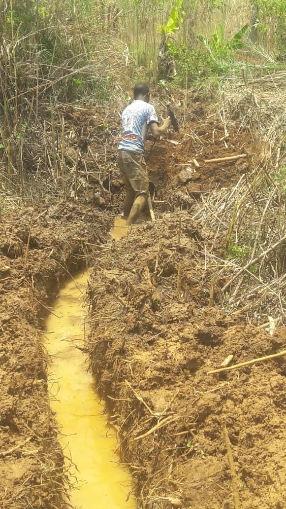 1,4km langer Graben für die Wasserleitung nach Kabanga