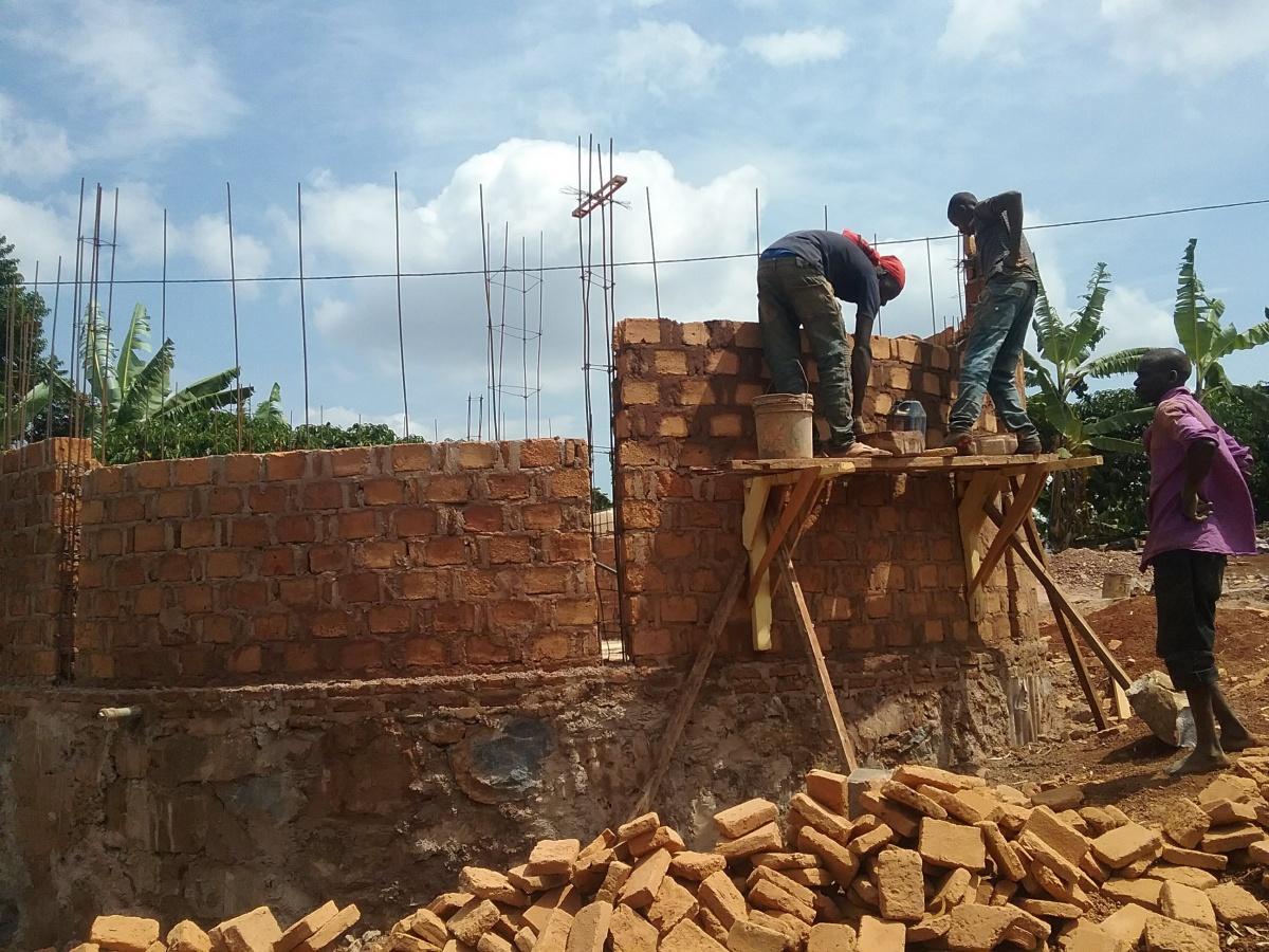 Wir bauen zusammen Zisternen in Tansania