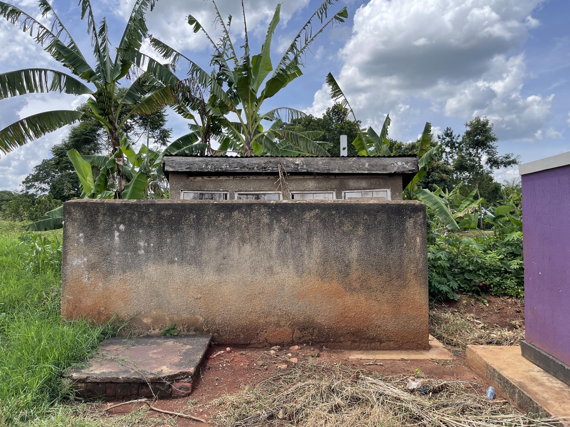 Toilettenhaus an einer Schule in Uganda