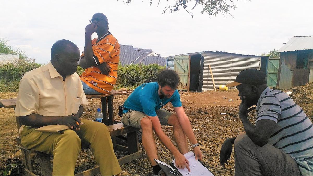 Eine Baubesprechung zum Fortschritt des ersten Schulmoduls in Wanga