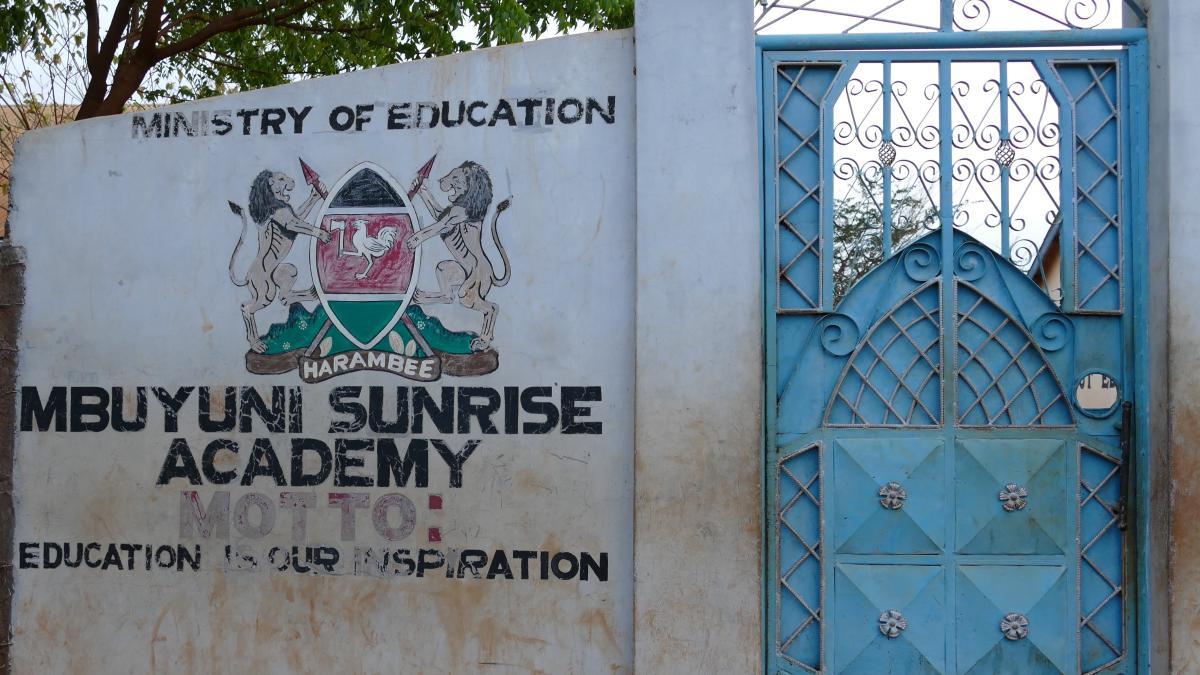Eingang zur Mbuyuni Sunrise Academy