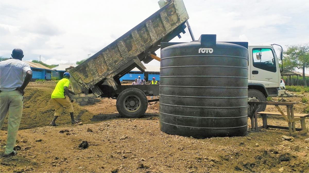 Baumaterial Anlieferung auf der Schulbaustelle in Wanga