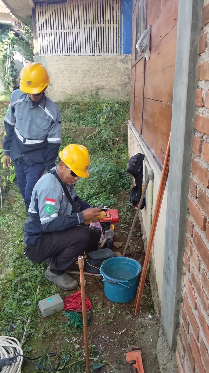 Monteure bereiten Leitungsinstallation an Hauswand vor