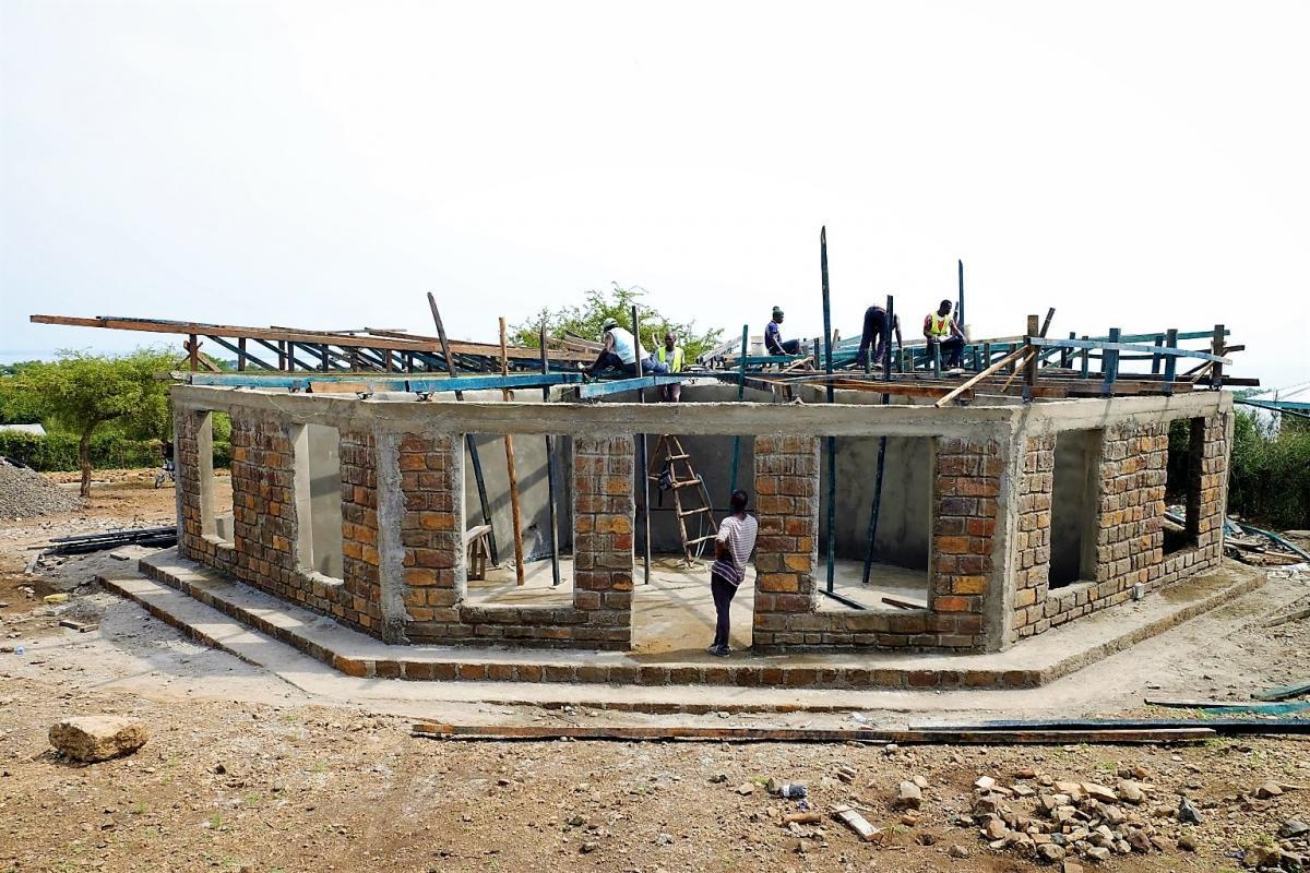 Fleißige Arbeiten an der Dachkonstruktion des ersten Schulmoduls