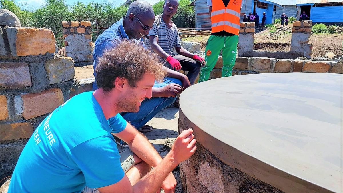 Sockel für den zentralen Wassertank des ersten Schulmoduls in Wanga