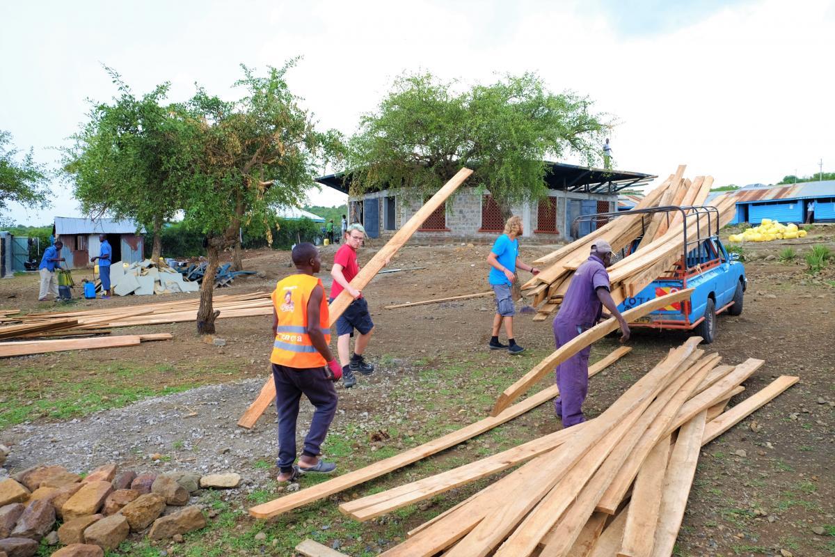 Holz aufladen für den Schulbau in Watema