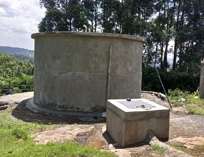 fertiggestellte Zisterne des Projekts Wasser für Nyamache