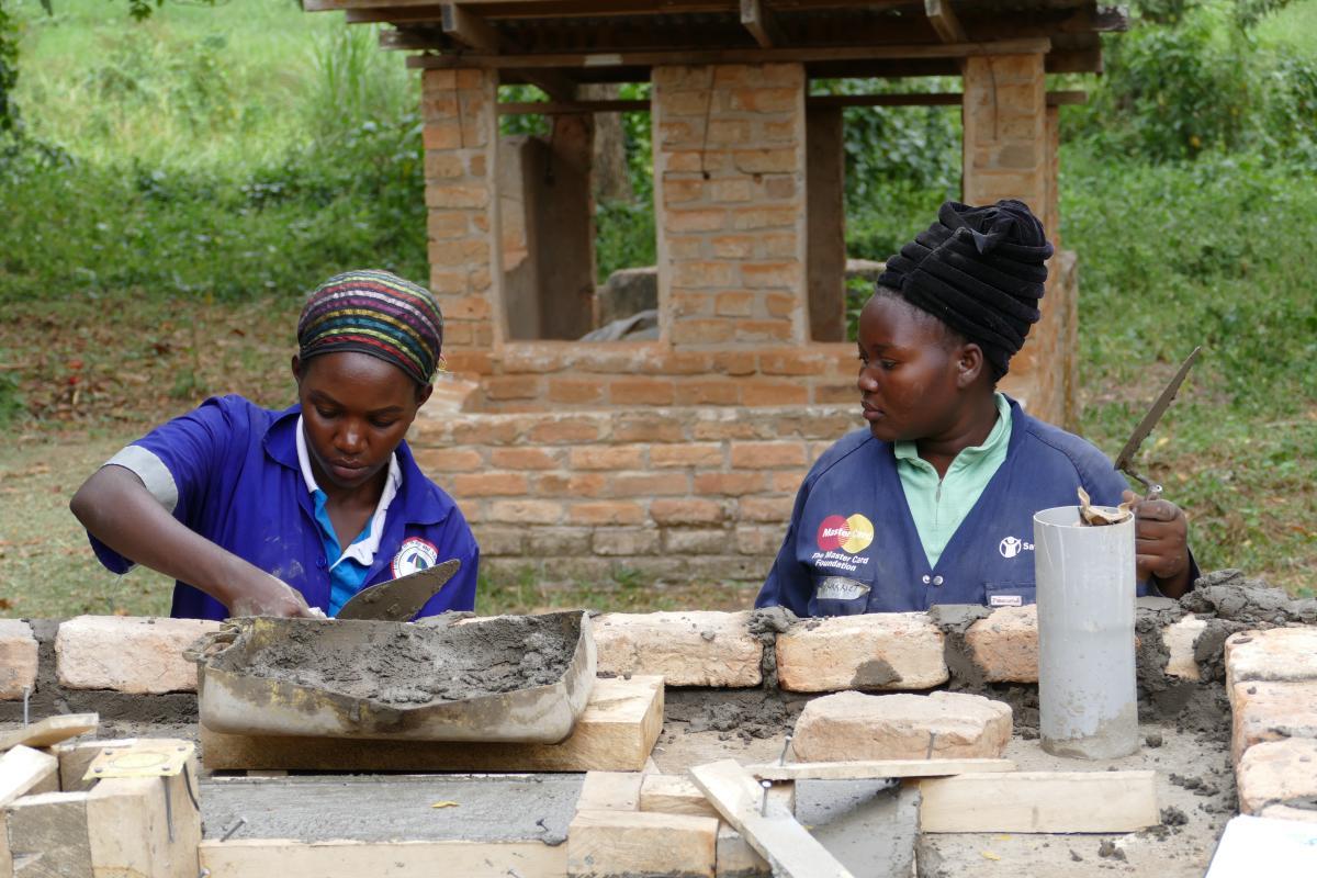 Uganda Kagadi Konzentrierte Handwerkerinnen