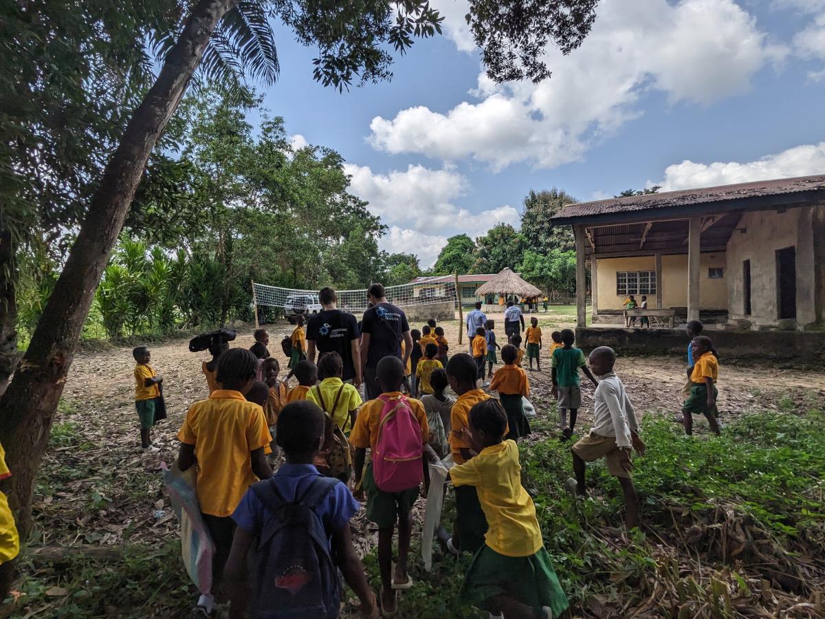 Kinder zeigen den Ausreisenden die Schule in Makali