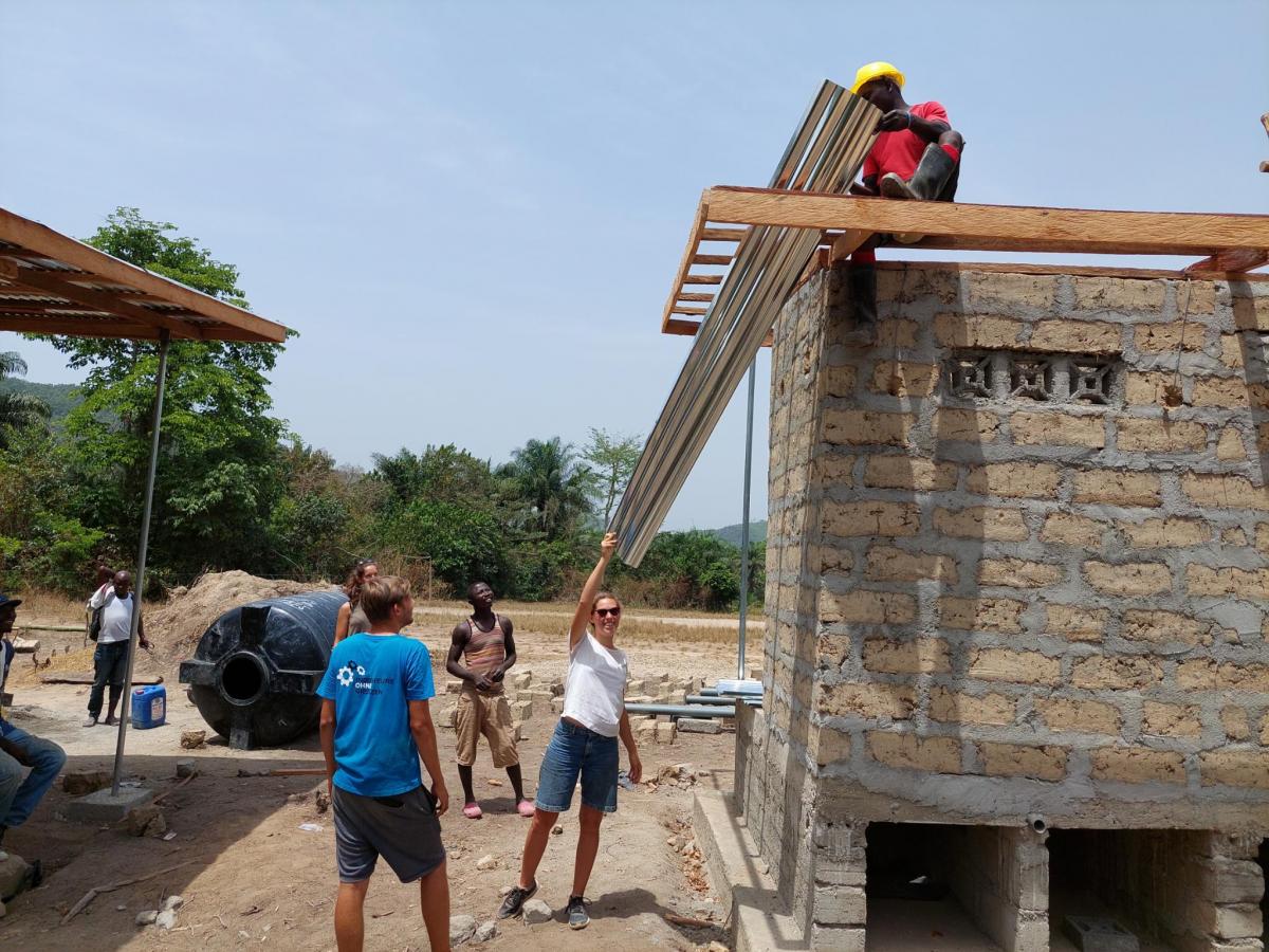 "Bauherrin" überreicht Wellblech, Sierra Leone, TTTs, Toilettenbau, Entwicklungshilfe, Ingenieure ohne Grenzen
