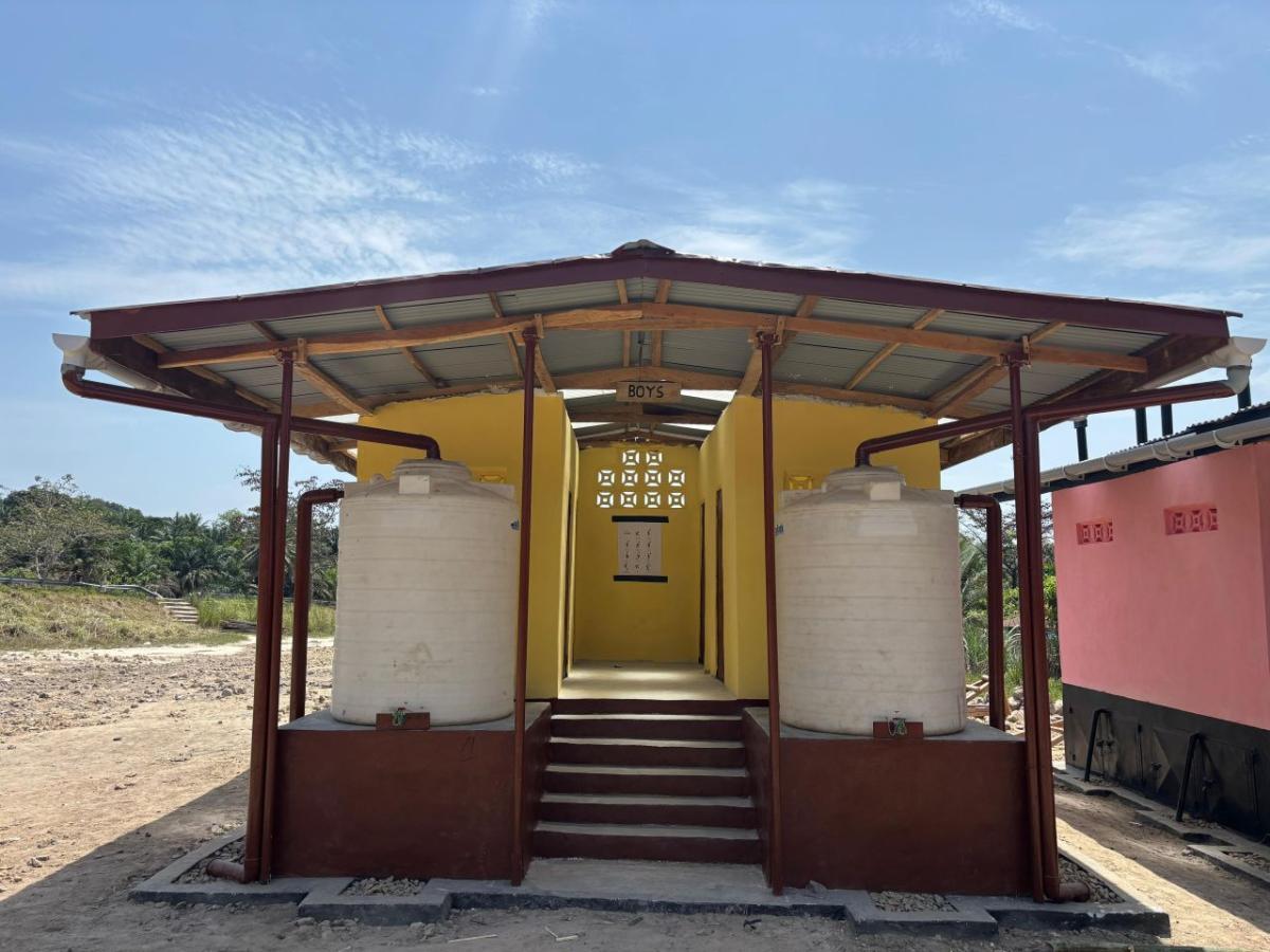 Neue UDDT an einer Grundschule in Sierra Leone