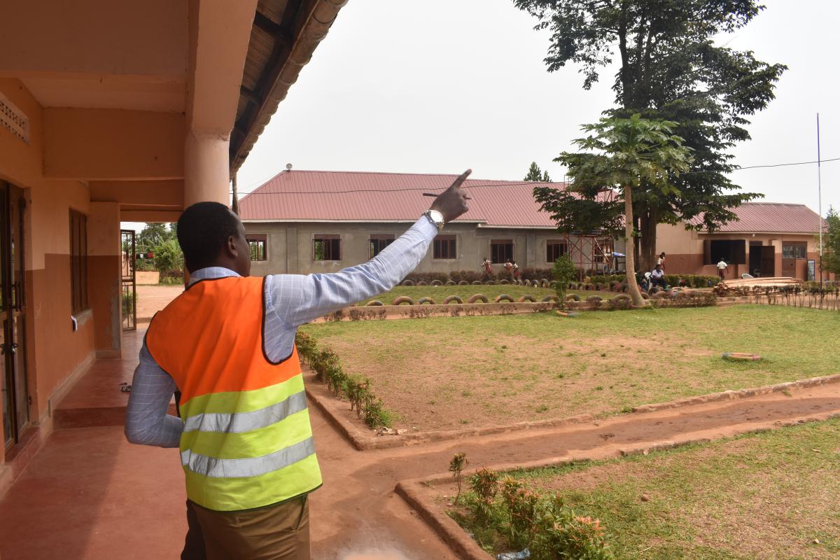 Mitarbeiter von Engineers Without Borders USA bei der Erkundung der Gebäude in Uganda