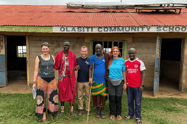 IOG-Mitglieder+ Community Mitglieder vor Olasiti School