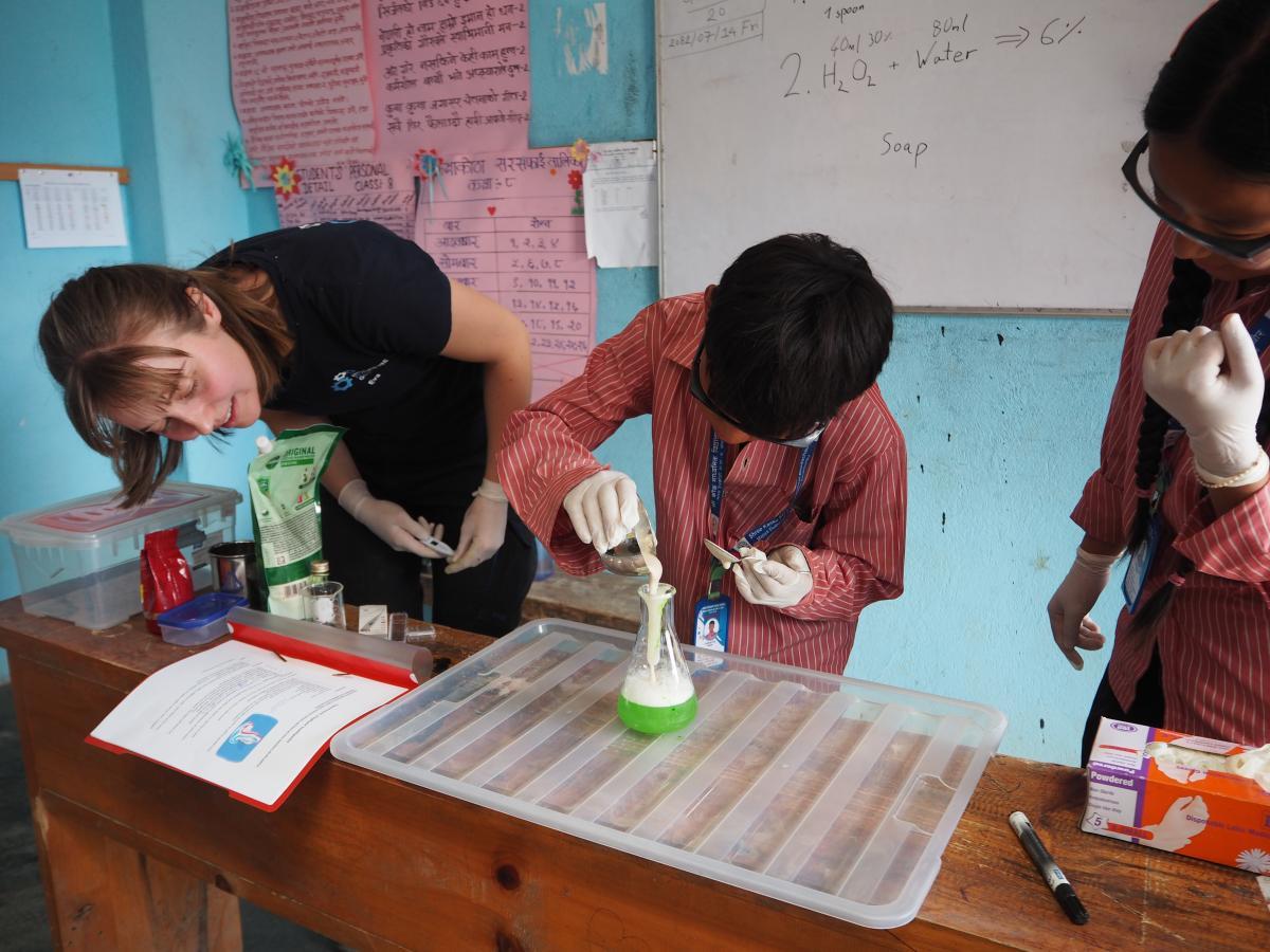 Experimentebox an der Shree Secondary School Kanku