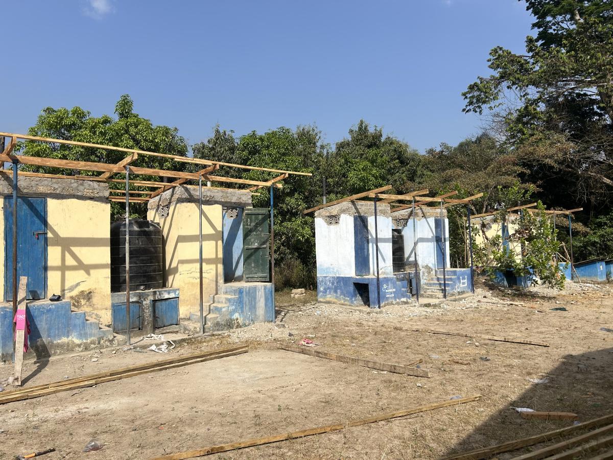Dachreparatur in Makali
